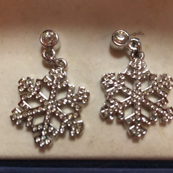 Beautiful vintage Swarovski crystal snowflake earrings.  never been worn. - Picture 7 of 7